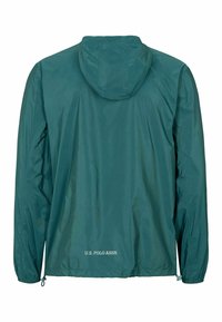 Waterdichte groene jas met capuchon, lichtgewicht materiaal, elastische manchetten en verstelbare zoom, met het "U.S. POLO ASSN." logo aan de achterkant.
