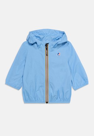 Ανοιχτό μπλε παιδικό μπουφάν με κουκούλα, ελαστικές μανσέτες και τελείωμα, εμπρόσθιο πολύχρωμο φερμουάρ και λογότυπο K-Way στο στήθος.