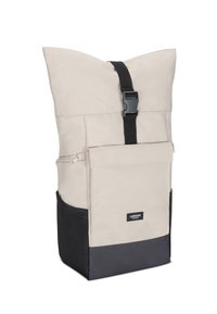 Sac à dos à rabat couleur beige clair avec un fond noir. Dispose d'une sangle ajustable et d'une poche avant avec fermeture éclair, fabriqué en tissu durable.
