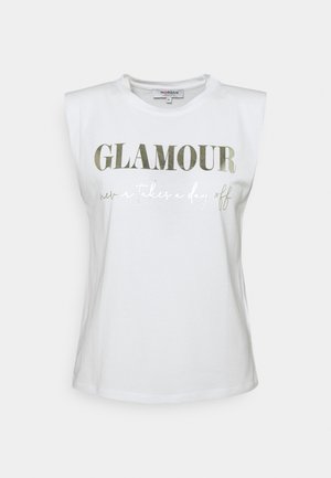 Weißes ärmelloses Top mit gepolsterten Schultern und dem Text "GLAMOUR never takes a day off", der auf der Vorderseite in metallischen und kalligrafischen Schriftarten gedruckt ist.