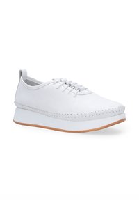 Weiße Ledersneaker mit abgerundetem Zehenbereich, Schnürung und gestickten Details. Mit einer dicken weißen Sohle und einer hellbraunen Gummisohle.