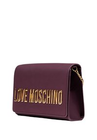 Borsa rettangolare in finta pelle viola con lettering dorato "LOVE MOSCHINO" e tracolla in catena dorata. Design elegante, texture liscia e silhouette strutturata.