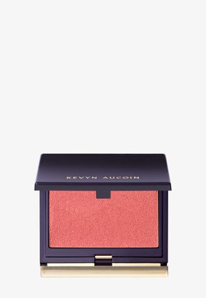 Compact de fard à joues Kevyn Aucoin avec un extérieur violet profond, des accents dorés et un fard à joues corail texturé à l'intérieur. Forme carrée avec un couvercle à charnière.