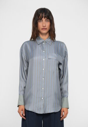 Camicia a righe nei colori blu, bianco e verde, con taschino, maniche lunghe, colletto e polsini a righe in contrasto.