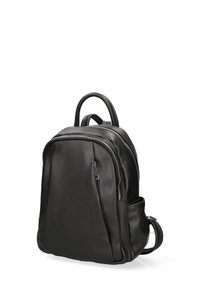 Un sac à dos en cuir noir avec une surface texturée, deux compartiments zippés et une poche latérale. Des bretelles réglables et une poignée supérieure pour le transport.