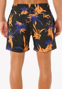 Shorts de bain noirs arborant un motif floral éclatant en orange et bleu, avec une taille élastique et une texture légère et douce.