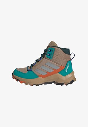 Botas de caminhada com um superior de malha em tons de castanho e azul-turquesa, detalhes em cinza, sola intermédia laranja e sola negra robusta para tração.