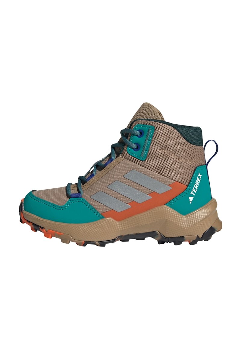 Fjellklær med en brun og teal mesh-overdel, grå detaljer, oransje mellomsåle og robust svart såle for grep.