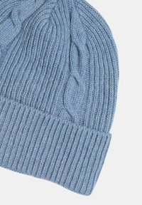 Berretto lavorato a maglia azzurro chiaro con texture a costine e design a treccia. Presenta un orlo piegato per un ulteriore calore e stile.