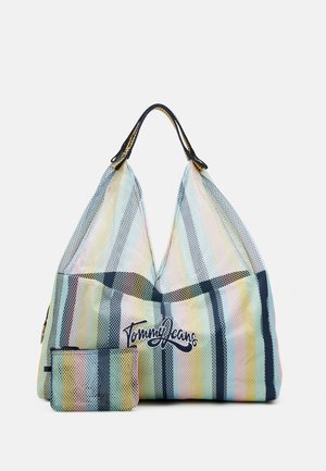 Grand sac cabas en maille à rayures pastel avec logo "Tommy Jeans" et petite pochette assortie à fermeture éclair, tous deux avec poignées noires et détails de coutures.