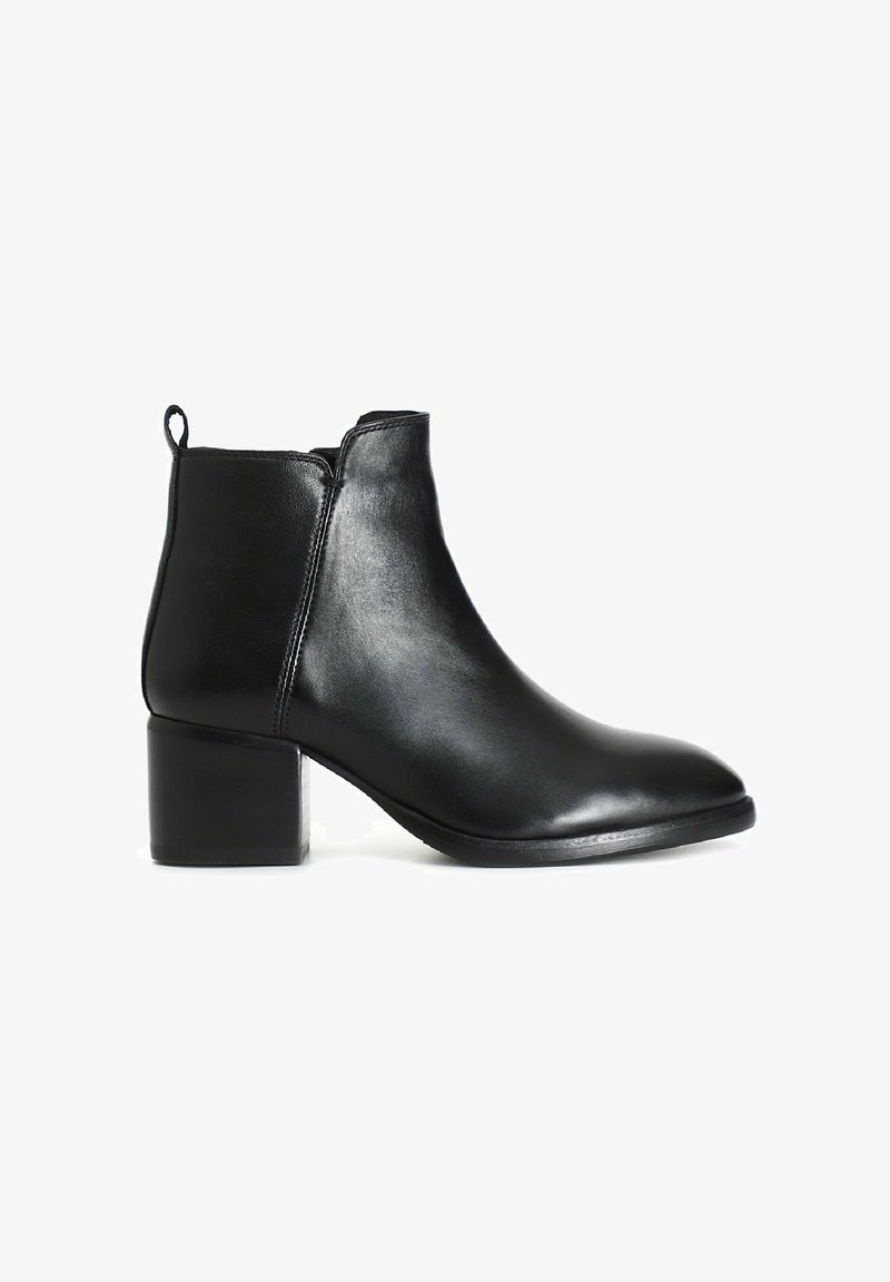 Stivale alla caviglia in pelle nera con punta arrotondata, tacco basso a blocco e cuciture minime. Dotato di linguetta per una facile calzata.