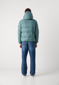 Calvin Klein Jeans ESSENTIALS JACKET - Jakna ispunjena paperjem - north atlantic