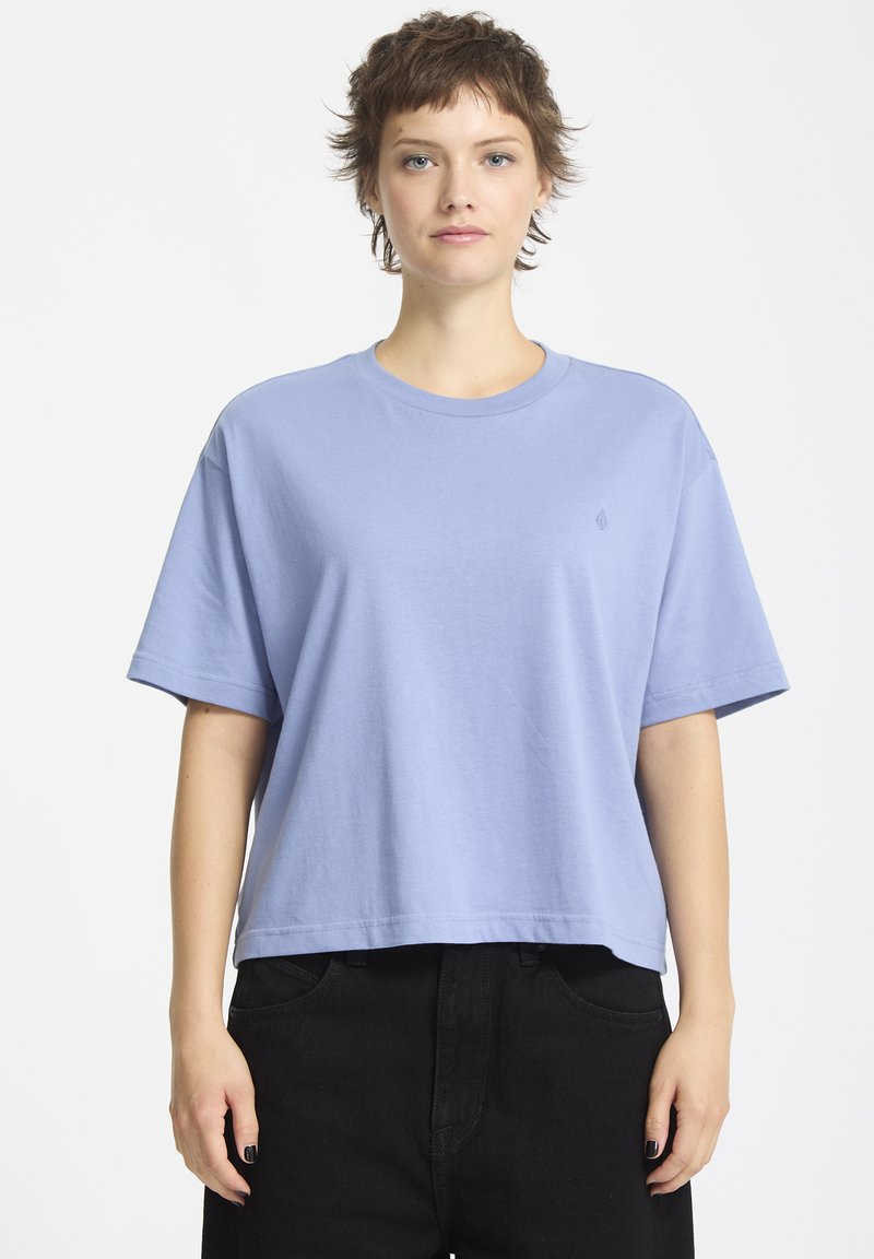 T-shirt di cotone azzurro chiaro con maniche corte, scollatura rotonda e vestibilità rilassata. Presenta un piccolo logo ricamato sul lato sinistro del petto.