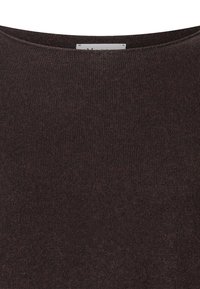 Maglione lavorato a maglia marrone con scollatura tonda, texture a coste e finitura di tessuto liscia, adatto per un abbigliamento casual.