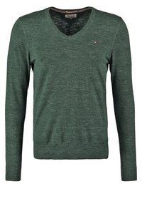 Zielony sweter z długim rękawem i dekoltem w kształcie litery V, wykonany z fakturowanego materiału dzianinowego. Ma prążkowane mankiety i dół, z małym haftowanym logo na klatce piersiowej.