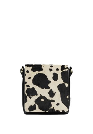 Sac bandoulière carré à motif peau de vache noir et blanc avec fermeture à rabat et bandoulière ajustable.