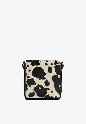 Sac bandoulière carré à motif peau de vache noir et blanc avec fermeture à rabat et bandoulière ajustable.