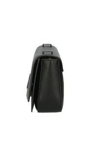 Bolso de mano de cuero negro con forma rectangular, dos cierres metálicos en la parte frontal, textura suave y un ligero brillo. Diseño minimalista.