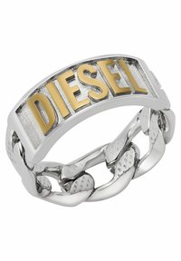 Silver metallring med en böjd design, prydd med en guld "DIESEL"-logotyp på en texturerad ring. Ringen sammanlänkas med kedjeliknande detaljer.