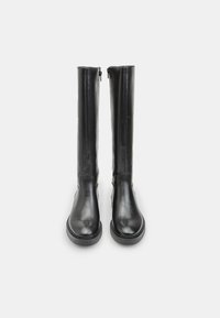 Schwarze Lederkniehohe Stiefel mit glatter Oberfläche, ausgestattet mit einem durchgehenden Reißverschluss auf der Rückseite und einer robusten, flachen Sohle.