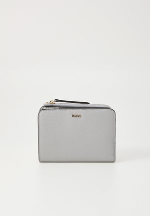 Szary skórzany portfel o teksturowanym wykończeniu, prostokątnym kształcie, złotym akcentem logo i zapięciu na zamek. Posiada smukły profil i kompaktowy design.