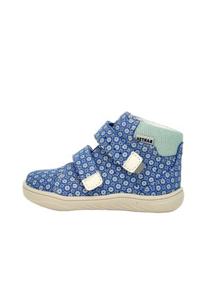 Baskets montantes bleues avec motif floral blanc, deux sangles Velcro réglables et un arrière bleu clair. Semelle en caoutchouc avec grip texturé.