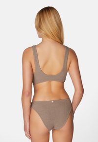Brauner strukturierter Bikini mit einem Top mit Rundrücken und passenden tief geschnittenen Bottoms mit einem Knopfdetail auf der Rückseite.