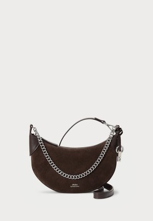 Sac en suède brun au design semi-circulaire, doté d'une bandoulière en cuir amovible et d'un accent en chaîne argentée. Détail en métal inclus.