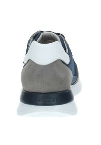 Zapatillas de hombre, que presentan una mezcla de cuero azul y gamuza gris, acento blanco en el talón, cuello acolchado y suela de goma negra con marca.