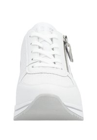 Baskets blanches avec un dessus texturé, fermeture à lacets, fermeture éclair sur le côté et semelle blanche rembourrée avec de subtils accents argentés.