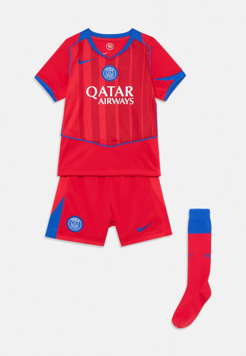 Červený futbalový dres so svetlomodrými akcentmi, logom "QATAR AIRWAYS", zodpovedajúce šortky a červené ponožky so svetlomodrým vrchom.