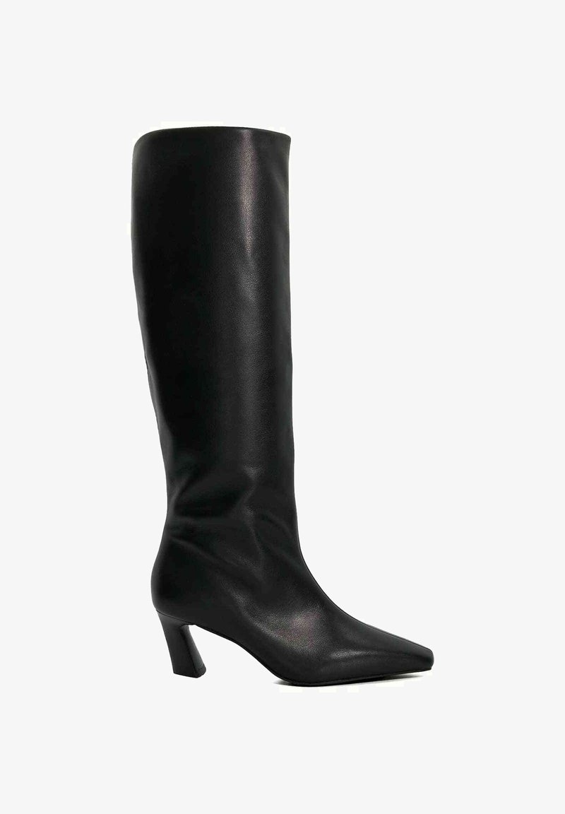 Botte noire en cuir montant jusqu'au genou, avec un bout pointu et un talon épais. Texture lisse avec un minimum de détails, conçue pour une silhouette élégante.