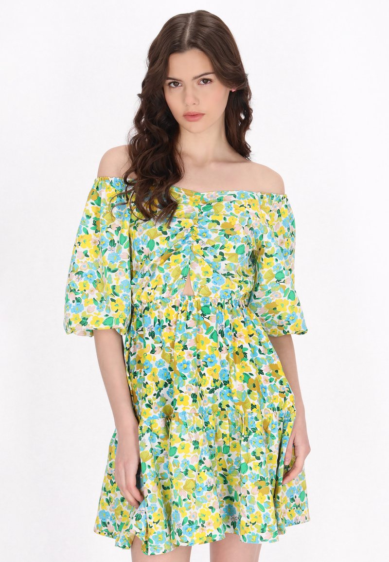 Blumenkleid mit schulterfreien Ärmeln, einer gerafften Brustpartie und einem gestuften Rock in gelben, grünen und blauen Mustern. Weicher Stoff.