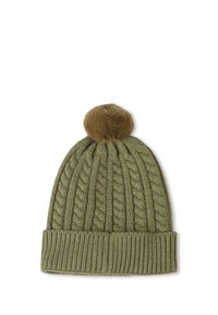 Berretto lavorato a maglia verde oliva con bordo a coste, caratterizzato da un motivo a trecce in rilievo e un pompon in pelliccia sintetica marrone removibile sulla parte superiore.