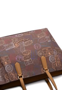 Bruine reistas met een textuur oppervlak, meerkleurige stempelpatronen en tan kleurige hengsels met metalen accenten.