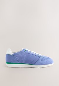 Sneaker in pelle scamosciata viola chiaro con tallone in pelle bianca. Presenta dettagli verdi, lacci bianchi e suola in gomma bianca testurizzata.