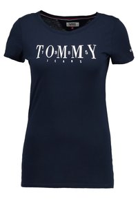 Marinblå bomullströja med korta ärmar och rundad halsringning, med vit text "TOMMY JEANS" över framsidan.