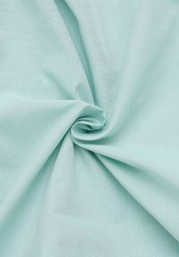 Licht aqua stof met een gladde textuur, voorzichtig gedraaid in het midden, die een doorschijnende, lichte kwaliteit en subtiel weefpatroon laat zien.