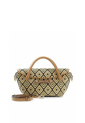 Kleine gewebte Handtasche mit schwarzem und beigefarbenem Diamantmuster, hellbraunen Ledergriffen, abnehmbarem Riemen und einem metallischen Guess-Logo auf der Vorderseite.