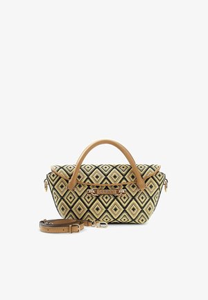 Kleine gewebte Handtasche mit schwarzem und beigefarbenem Diamantmuster, hellbraunen Ledergriffen, abnehmbarem Riemen und einem metallischen Guess-Logo auf der Vorderseite.