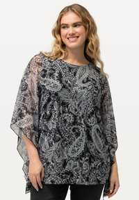 Sort og grå paisley-bluse med gennemsigtige batwing-ærmer og rund halsudskæring. Har intrikate blomstermønstre og et løst, svævende design.