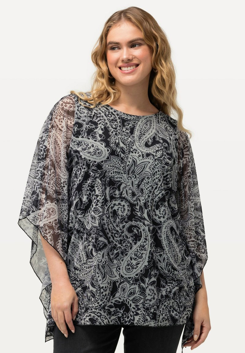Sort og grå paisley-bluse med gennemsigtige batwing-ærmer og rund halsudskæring. Har intrikate blomstermønstre og et løst, svævende design.
