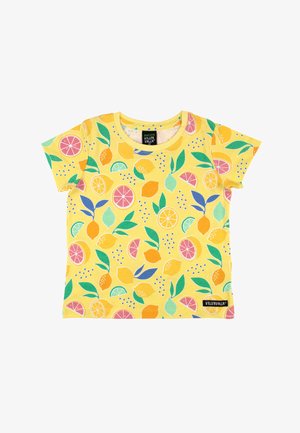 Geel shirt met korte mouwen met een kleurrijk patroon van citrusvruchten en groene bladeren, met citroenen, limoenen, sinaasappels en roze grapefruitpartjes.
