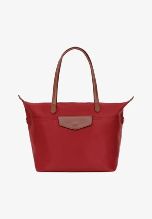 Rode nylon tote bag met bruine leren handvatten en een voorklep. Heeft een ritssluiting en een eenvoudig, strak ontwerp. Geschikt voor dagelijks gebruik.