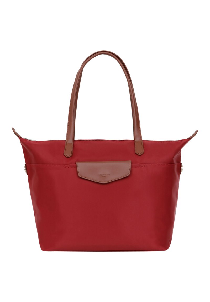 Borsa a tracolla in nylon rosso con manici in pelle marrone e una patta frontale. Presenta una chiusura con zip e un design semplice e pulito. Adatta per l'uso quotidiano.
