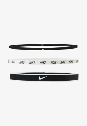 Három rugalmas hajgumi: egy sima fekete, egy fehér fekete "NIKE" logókkal, és egy fekete fehér részletekkel, amelyen egy logo található.