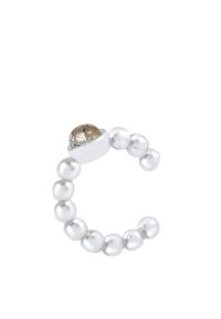 Anello in argento con una parte superiore a cupola dorata e texture, realizzato in materiali lucidi con una superficie liscia e forma circolare.