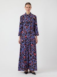 Hosszú, lenge ruha galléros nyakkal. Lila alapanyagú, fekete és vörös leopárd mintával. Sima anyagú és laza szabású.