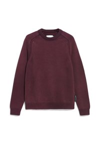 Bordeauxfarbener, langärmliger Strickpullover mit geripptem Rundhalsausschnitt, Bündchen und Saum, flach auf einem weißen Hintergrund präsentiert.