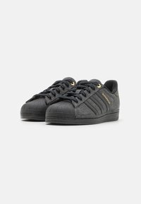 adidas Originals - SUPERSTAR - Matalavartiset tennarit - carbon/core black/gold metallic - 1